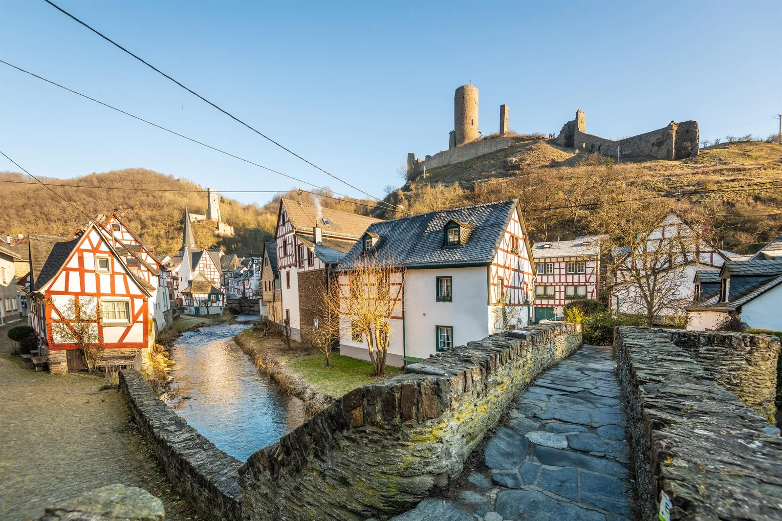 Monreal & its castles — photo 1